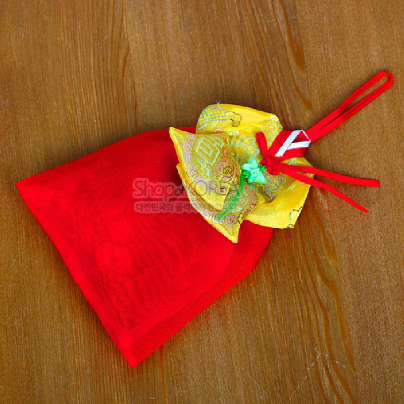 붉은 비단 주머니에 노란 비단 당의 형태 상단을 더한 장식, 전통 문양과 붉은 끈 매듭이 특징인 향주머니. 붉은 비단 주머니에 노란 비단 당의 형태 상단을 더한 장식, 전통 문양과 붉은 끈 매듭이 특징인 향주머니.