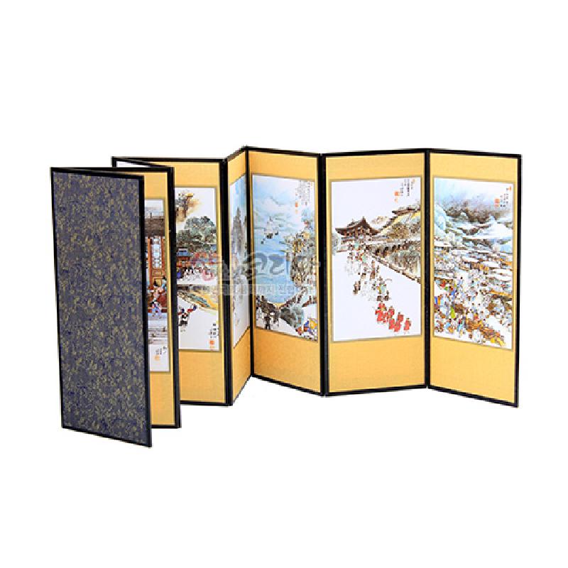 실크 재질 8폭 병풍에 전통 풍경도 채색화가 삽입된 구성, 황금색 바탕과 남색 문양 천 테두리가 특징인 장식 병풍. 실크 재질 8폭 병풍에 전통 풍경도 채색화가 삽입된 구성, 황금색 바탕과 남색 문양 천 테두리가 특징인 장식 병풍.