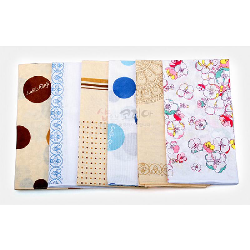 다양한 면 소재에 도트, 레이스 패턴, 기하문과 꽃무늬가 인쇄된 파스텔 톤 손수건 세트.