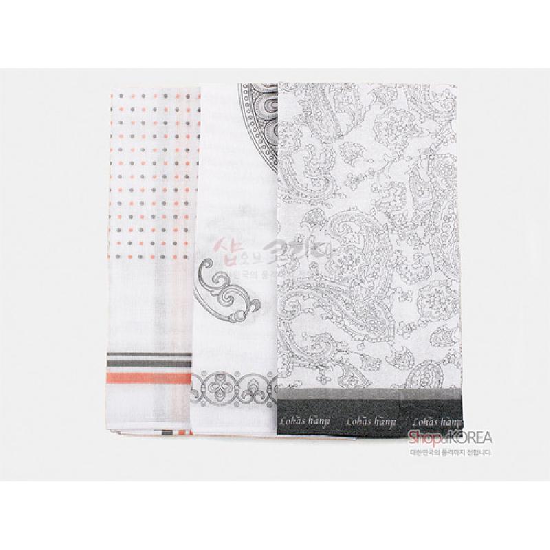 한지 소재에 잔도트, 스트라이프, 페이즐리 등 모노톤 패턴이 인쇄된 여성용 손수건 세트.
