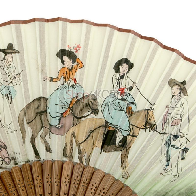 한지와 대나무 살로 제작된 부채, 봄나들이 떠나는 조선시대 인물과 말 풍속화를 은은한 파스텔 채색으로 담은 디자인. 한지와 대나무 살로 제작된 부채, 봄나들이 떠나는 조선시대 인물과 말 풍속화를 은은한 파스텔 채색으로 담은 디자인.
