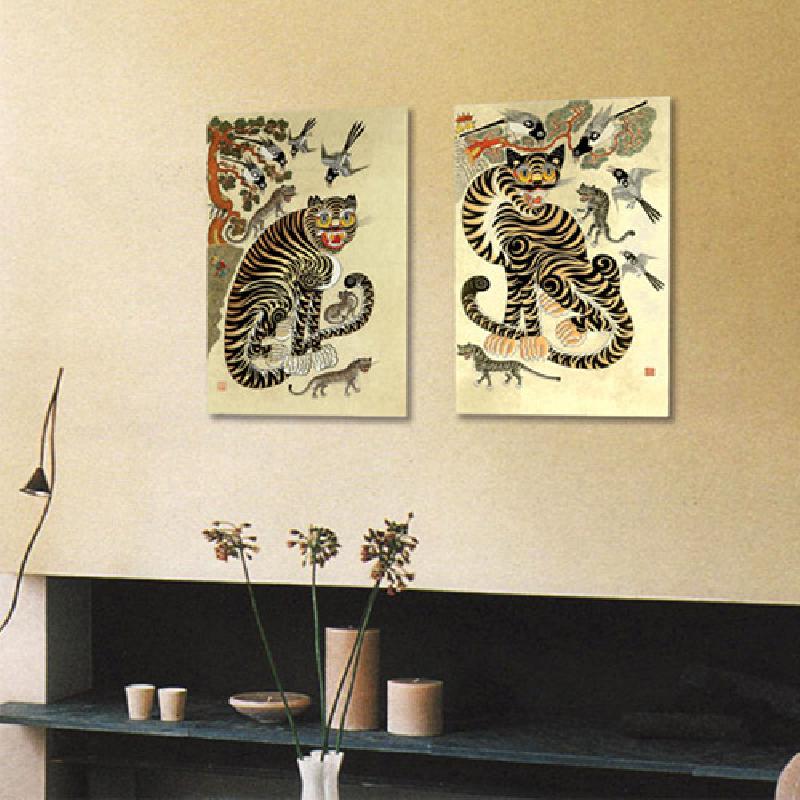 호랑이와 까치를 소재로 한 민화 호작도 문양, 베이지 바탕에 흑갈색·적색·녹색 채색이 특징인 아크릴 액자. 호랑이와 까치를 소재로 한 민화 호작도 문양, 베이지 바탕에 흑갈색·적색·녹색 채색이 특징인 아크릴 액자.