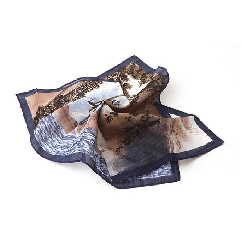 얇은 직물 소재에 청갈색 계열의 산수와 인물 민속화가 인쇄된 손수건, 남색 테두리 마감이 특징인 상품. 얇은 직물 소재에 청갈색 계열의 산수와 인물 민속화가 인쇄된 손수건, 남색 테두리 마감이 특징인 상품.