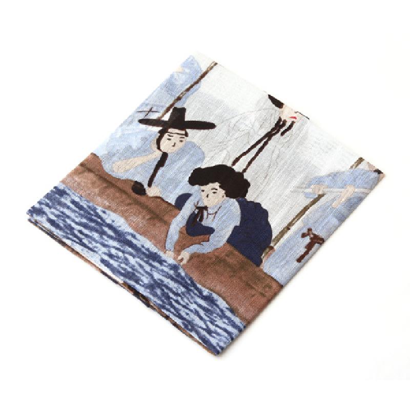 전통 민속화 ‘주유청강’ 장면을 면 소재 위에 인쇄한 손수건, 청색과 갈색 계열의 부드러운 색감과 회화적 인물 묘사가 특징인 제품. 전통 민속화 ‘주유청강’ 장면을 면 소재 위에 인쇄한 손수건, 청색과 갈색 계열의 부드러운 색감과 회화적 인물 묘사가 특징인 제품.