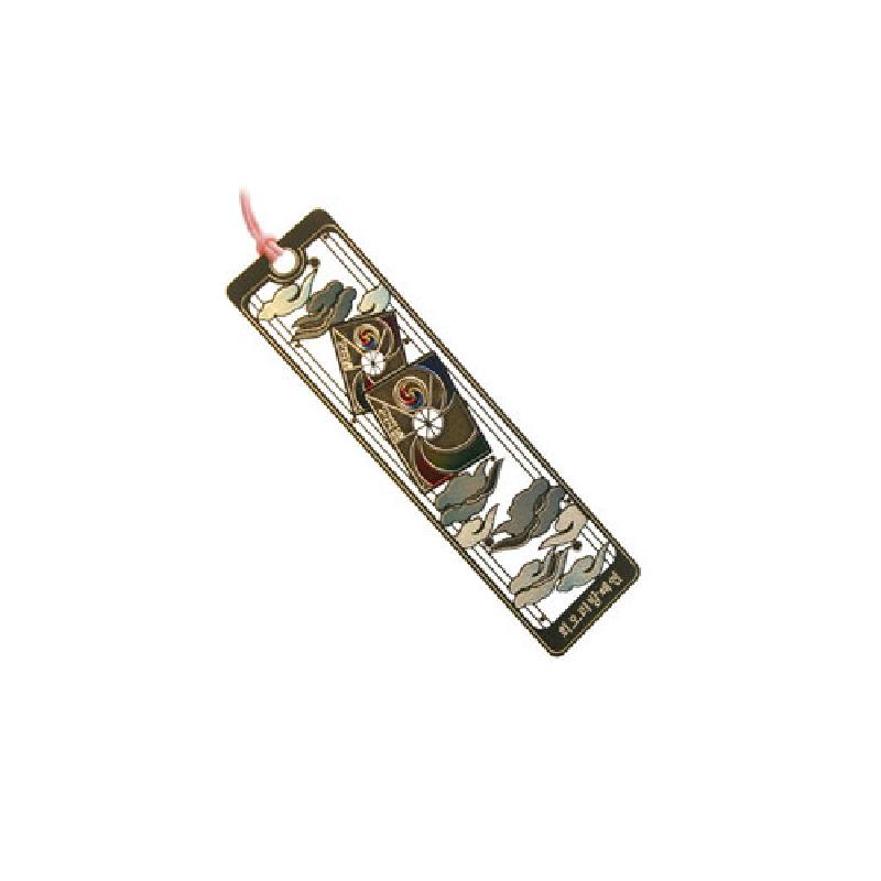 금속 재질에 칠보 기법으로 표현한 회오리 방패연과 구름 문양, 금장 테두리와 분홍색 끈 장식의 책갈피.