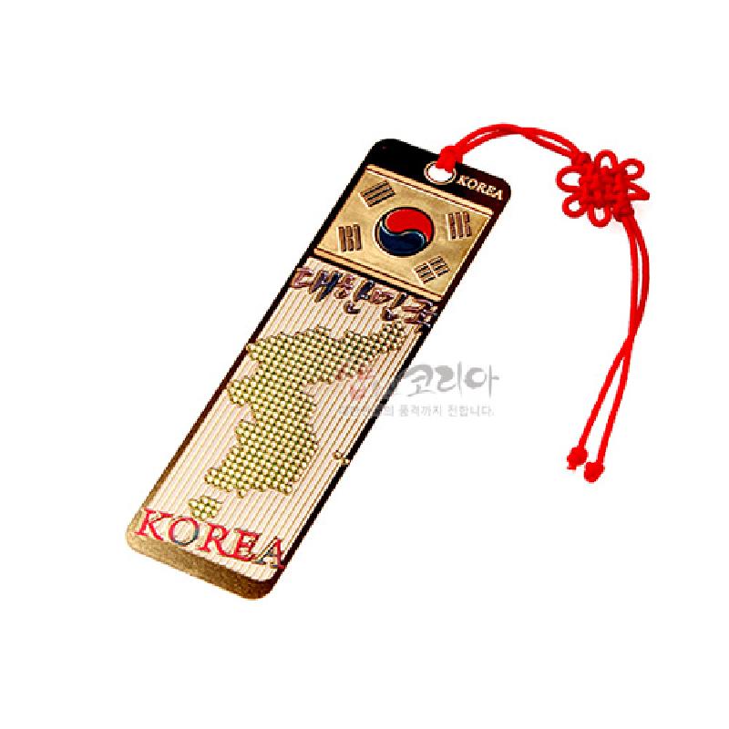 금속 소재에 태극기 문양과 대한민국 지도 금장 장식, 붉은색 전통 매듭 끈 장식의 책갈피.