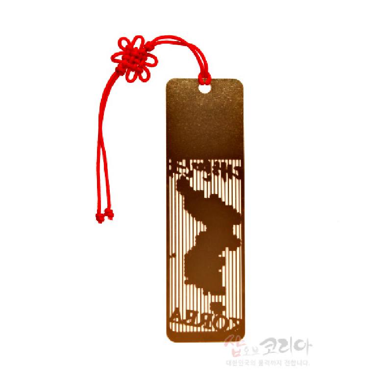 금속 재질에 대한민국 전도 실루엣을 레이저 컷팅한 직사각 책갈피와 붉은색 전통 매듭 끈 장식.