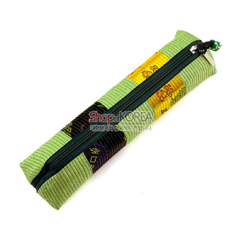 연두색 누비천에 노랑·검정색 비단 꽃무늬 장식이 배색된 지퍼형 필통.