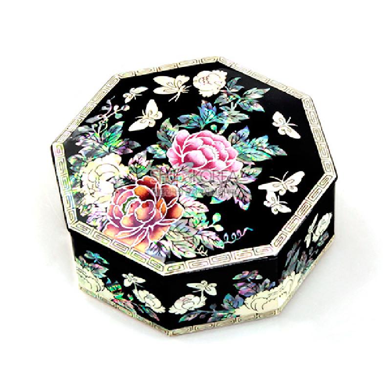 검은 옻칠 바탕에 자개 상감으로 목단꽃과 나비 문양을 장식한 팔각형 보석함.