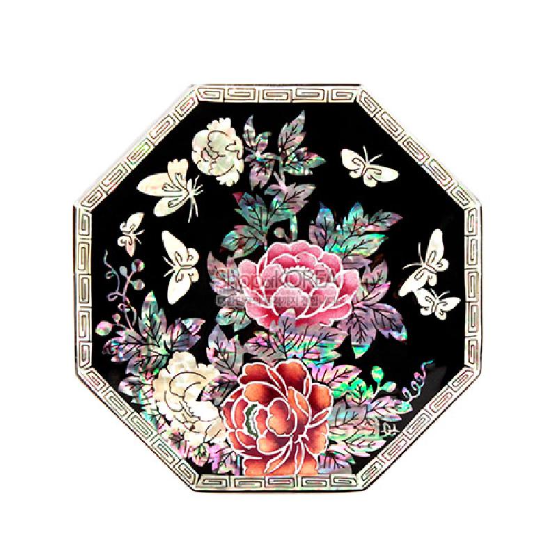 흑색 옻칠 바탕에 자개 상감으로 표현한 목단 꽃과 나비 문양, 팔각형 테두리 기하학 문양이 특징인 함.