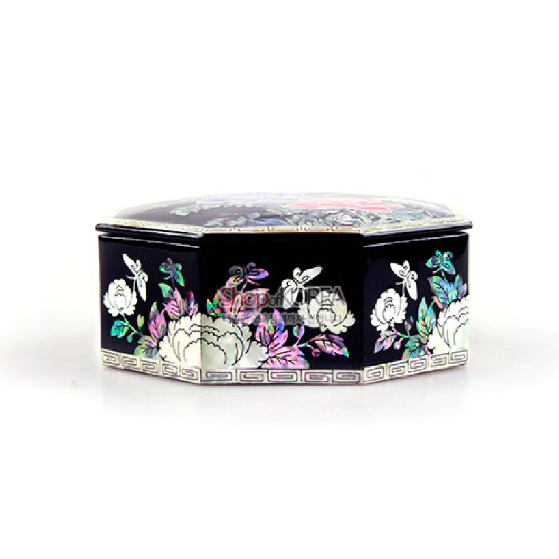 흑색 옻칠 바탕에 자개 상감 기법으로 목단과 나비 문양을 넣은 팔각형 빈함.