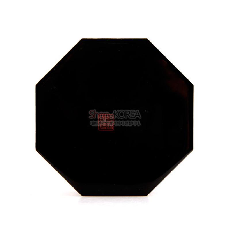 검은색 옻칠 마감이 된 팔각형 나전함, 단색 광택 표면이 특징인 공예품.