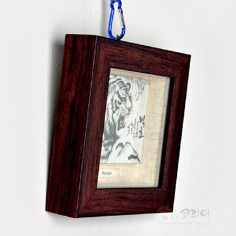 짙은 갈색 나무 액자에 담긴 호랑이 수묵화와 한글 서예가 어우러진 전통 회화 미니 액자.