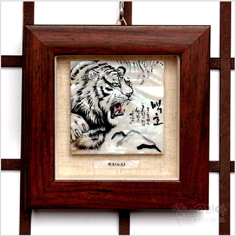 자개 위에 채색으로 표현된 백호와 산수 문양, 나무 액자와 옅은 베이지 바탕이 조화를 이룬 나전 미니액자.