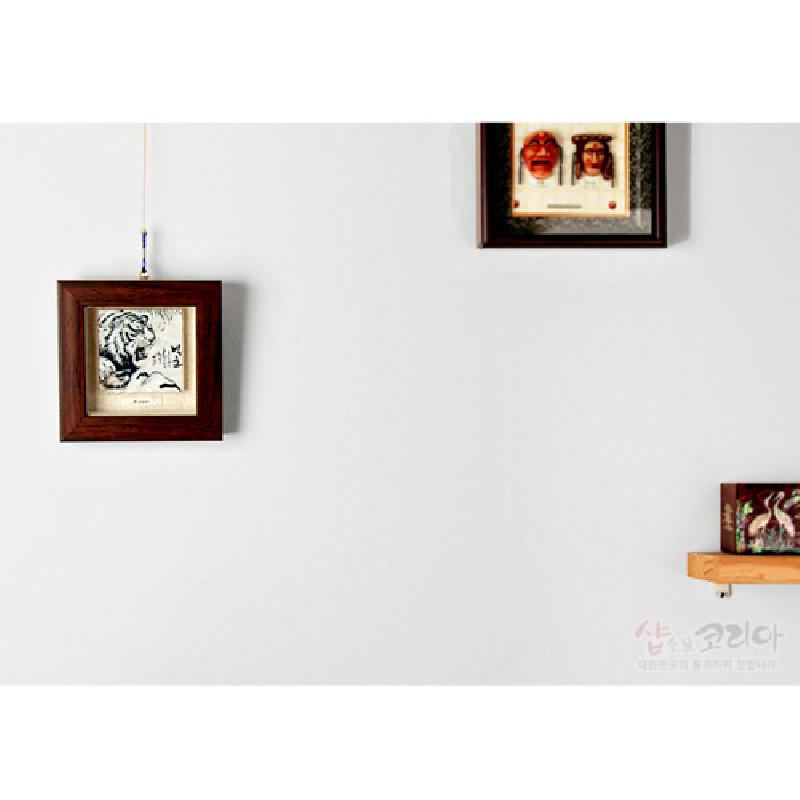 나무 프레임 안에 자개 상감 기법으로 백호와 산수 풍경을 표현한 사각 미니 액자.