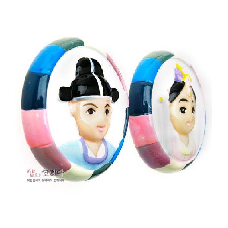 알록달록한 색동 테두리와 전통 혼례복 신랑신부 입체 조각이 특징인 메모 자석홀더. 알록달록한 색동 테두리와 전통 혼례복 신랑신부 입체 조각이 특징인 메모 자석홀더.