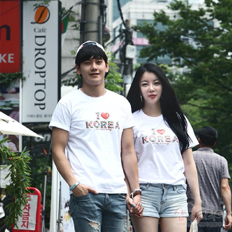 흰색 면 소재에 3D 입체발포 기법으로 표현된 빨간 하트와 다색 ‘I ♥ KOREA’ 레터링 문양이 특징인 티셔츠.