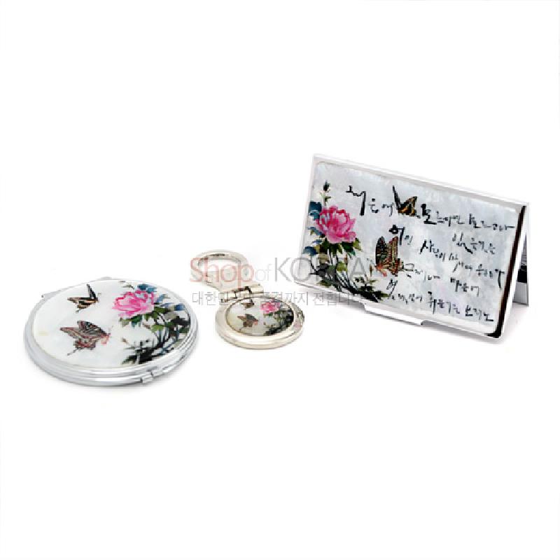 자개 마감 금속 명함집과 손거울 세트, 흰 바탕 위에 모란꽃과 나비, 한글 서예 문양이 어우러진 디자인. 자개 마감 금속 명함집과 손거울 세트, 흰 바탕 위에 모란꽃과 나비, 한글 서예 문양이 어우러진 디자인.