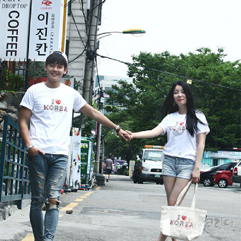 흰색 면 소재에 컬러풀한 3D 입체발포 기법으로 아이♥KOREA 문구가 표현된 캐주얼 반소매 티셔츠.