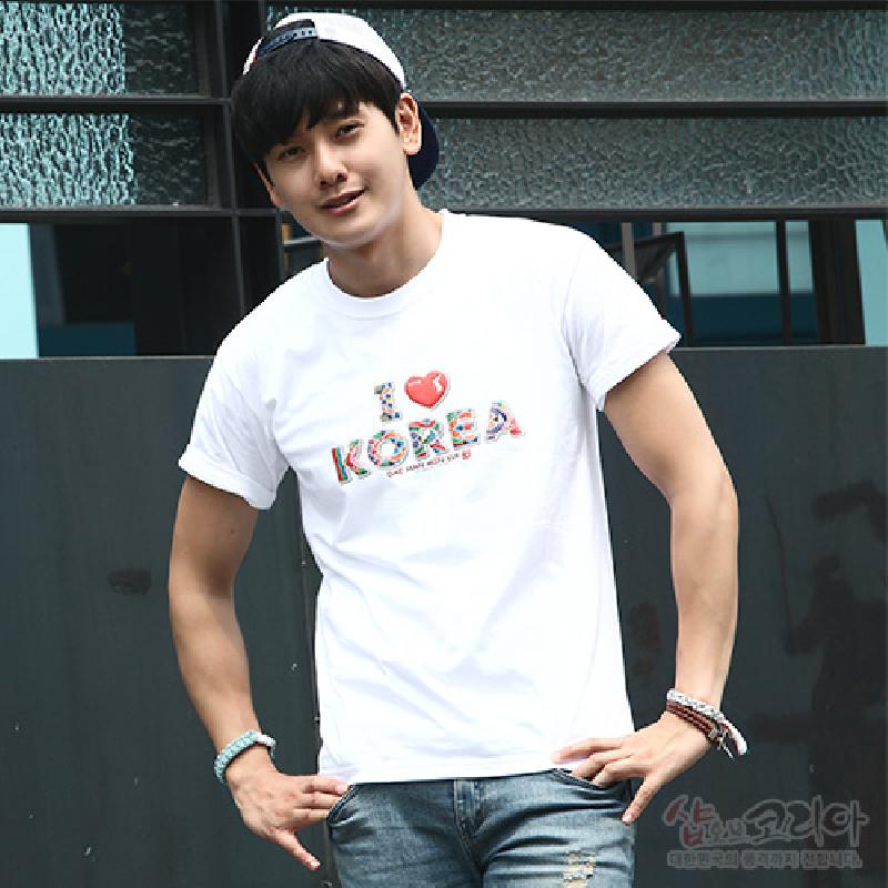 흰색 면 소재에 3D 입체발포 기법을 사용한 다채로운 색상의 I ♥ KOREA 영문 문구 장식 티셔츠.