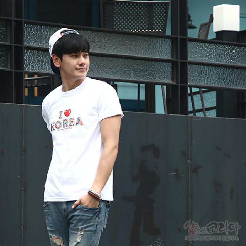 흰색 면 소재에 3D 입체발포 기법으로 영문 ‘I ♥ KOREA’ 문구와 다채로운 패턴이 인쇄된 반소매 티셔츠.