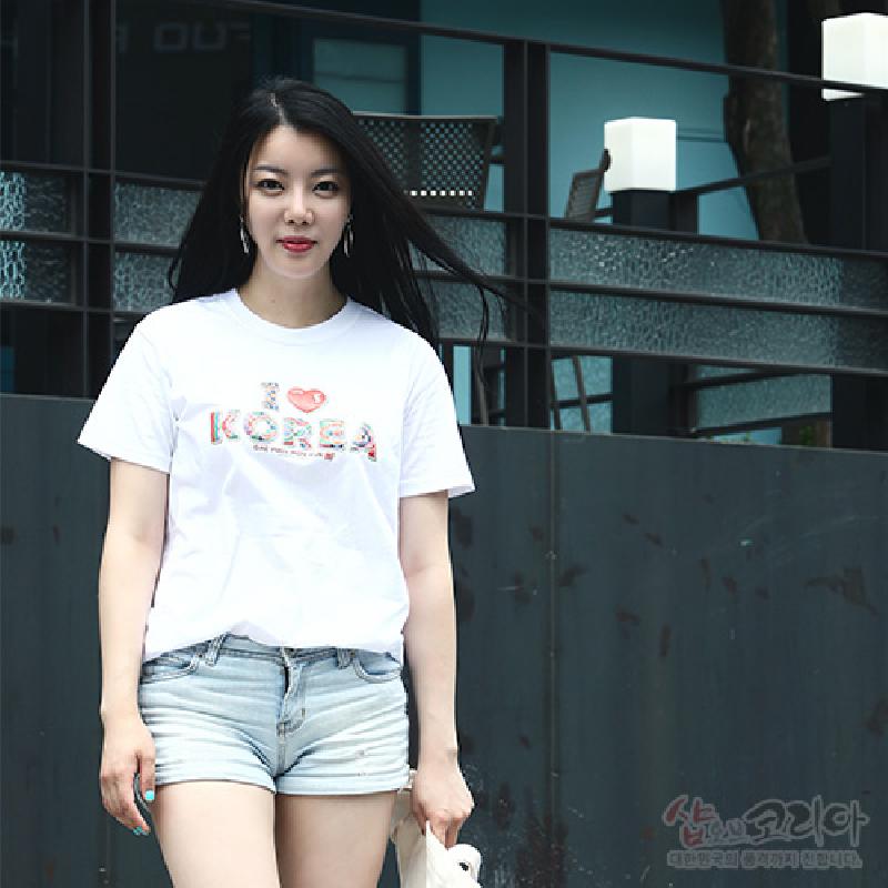 흰색 면 소재에 다채로운 색상의 3D 발포 기법으로 ‘I ♥ KOREA’ 문구를 표현한 그래픽 티셔츠.