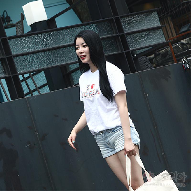 흰색 면 소재에 컬러풀한 ‘I ♥ KOREA’ 입체발포 영문 레터링이 강조된 캐주얼 반팔 티셔츠.