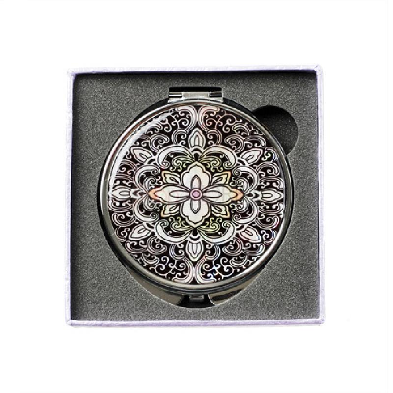 금속 케이스 위에 흑색 바탕을 두고 자개 상감으로 연꽃 문양을 세밀하게 표현한 원형 손거울