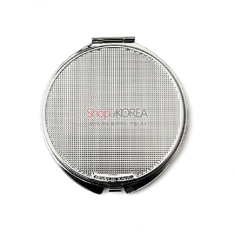 촘촘한 격자 패턴의 광택 있는 금속 재질로 제작된 원형 접이식 손거울.