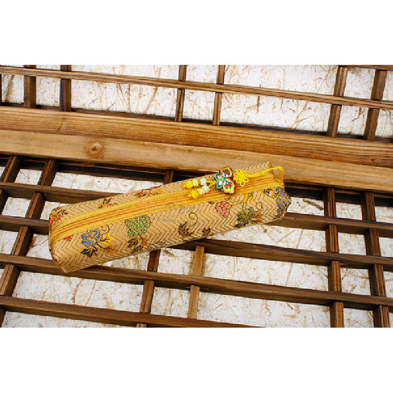 금색 누비 비단에 다채로운 꽃 자수 문양이 수놓인 필통, 매듭 장식 지퍼 장식이 특징인 제품. 금색 누비 비단에 다채로운 꽃 자수 문양이 수놓인 필통, 매듭 장식 지퍼 장식이 특징인 제품.