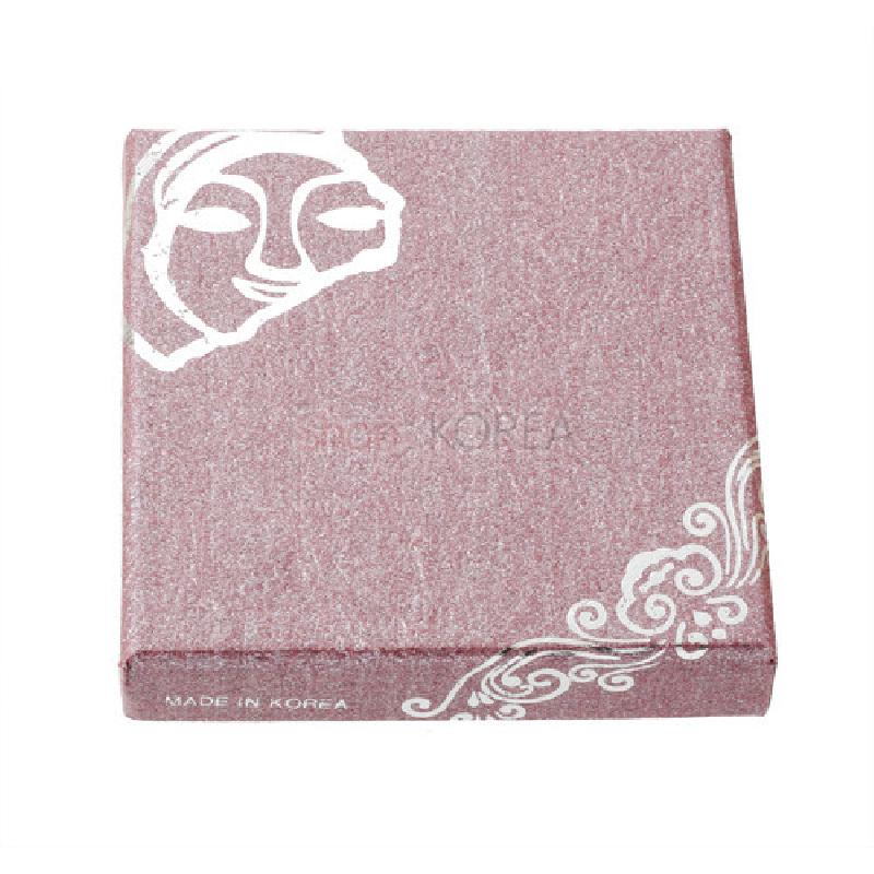 분홍빛 종이 재질 상자에 흰색 민화풍 얼굴과 구름무늬를 인쇄한 전통 문양 포장품.