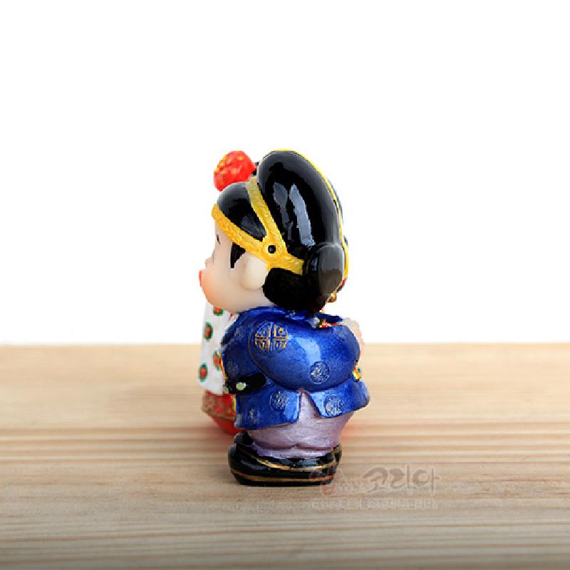 청색과 적색 위주의 채색 레진 재질, 전통 혼례복과 머리장식을 입체적으로 표현한 소형 신랑신부 인형. 청색과 적색 위주의 채색 레진 재질, 전통 혼례복과 머리장식을 입체적으로 표현한 소형 신랑신부 인형.