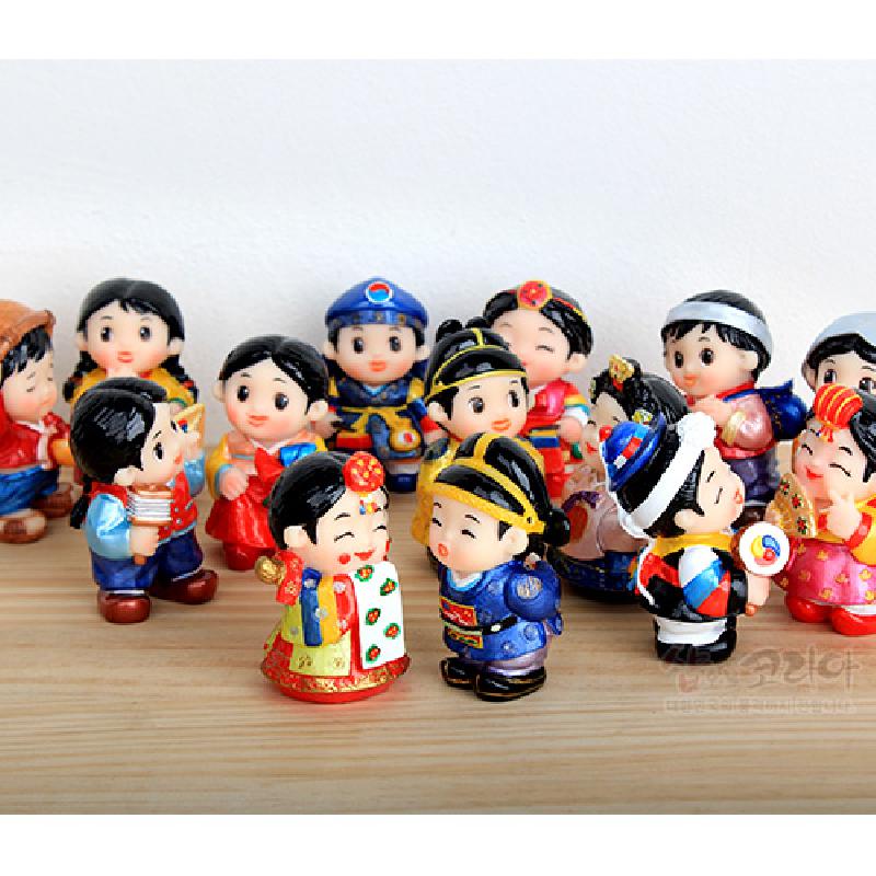 알록달록한 채색이 특징인 소형 레진 민속 인형 세트, 전통 혼례복과 각색 민속의상 문양 표현 장식. 알록달록한 채색이 특징인 소형 레진 민속 인형 세트, 전통 혼례복과 각색 민속의상 문양 표현 장식.