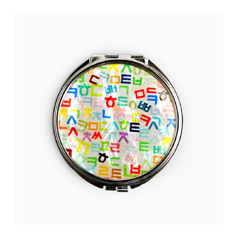 자개 바탕 위에 다양한 색상의 훈민정음 자음 문양을 올린 금속 테두리 원형 손거울 자개 바탕 위에 다양한 색상의 훈민정음 자음 문양을 올린 금속 테두리 원형 손거울