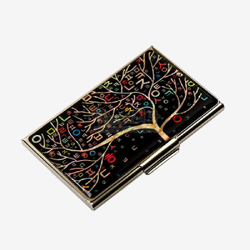 검은 바탕에 나무와 한글 자모를 형상화한 다채로운 색상의 금속 명함집.