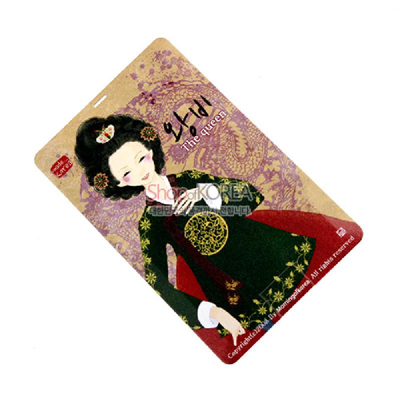 전통 왕비 복식 일러스트와 자주색 용문 양각 배경, 금색 자수 문양 포인트가 있는 카드형 USB.
