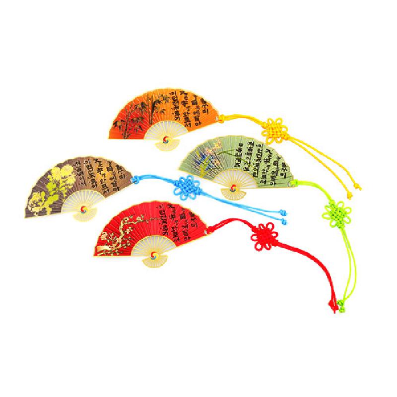 대나무 재질 반달형 부채 책갈피에 훈민정음 글귀와 꽃나무 문양, 오방색 매듭 끈 장식이 조화를 이룬 디자인.