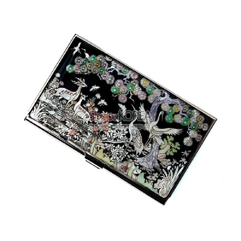 검은 바탕 위 자개 상감 기법으로 학과 사슴, 송학문과 꽃나무를 섬세하게 표현한 금속 명함집.