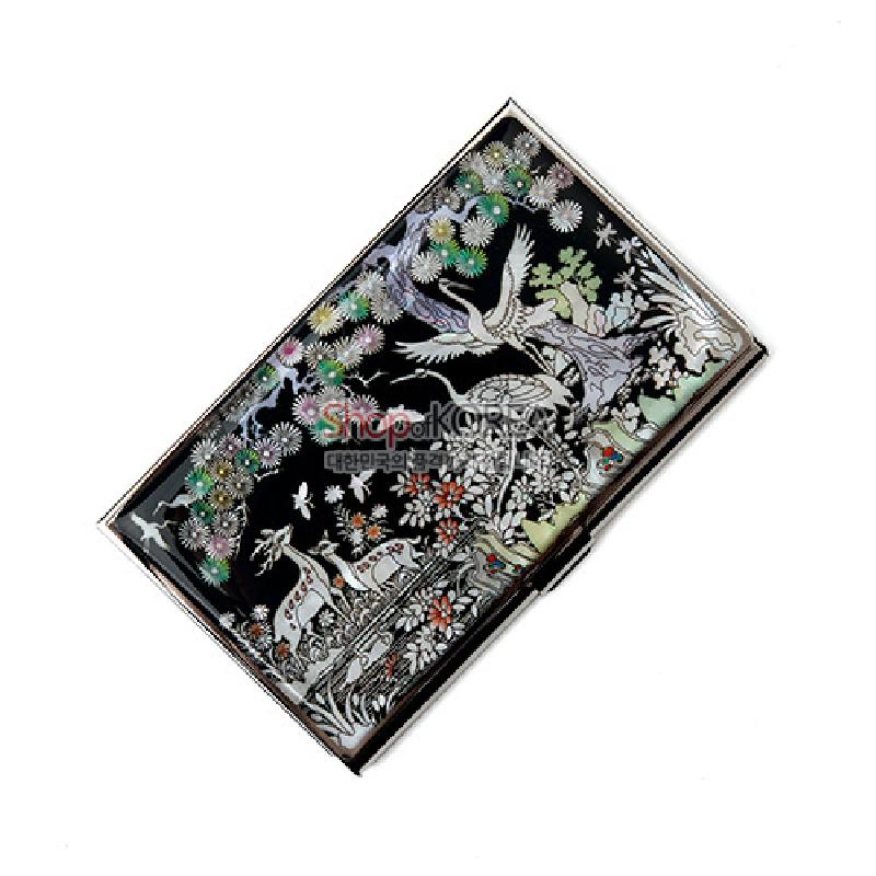 흑색 바탕 금속 위에 자개 상감 기법으로 학과 사슴, 소나무와 꽃 장생도 문양을 섬세하게 표현한 명함집.