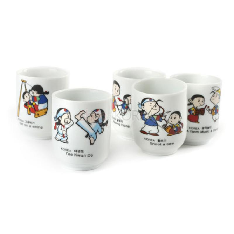 백색 도자기 재질에 전통 민속놀이 캐릭터와 영어·한글 문구가 컬러 프린팅된 5종 소주잔 세트.