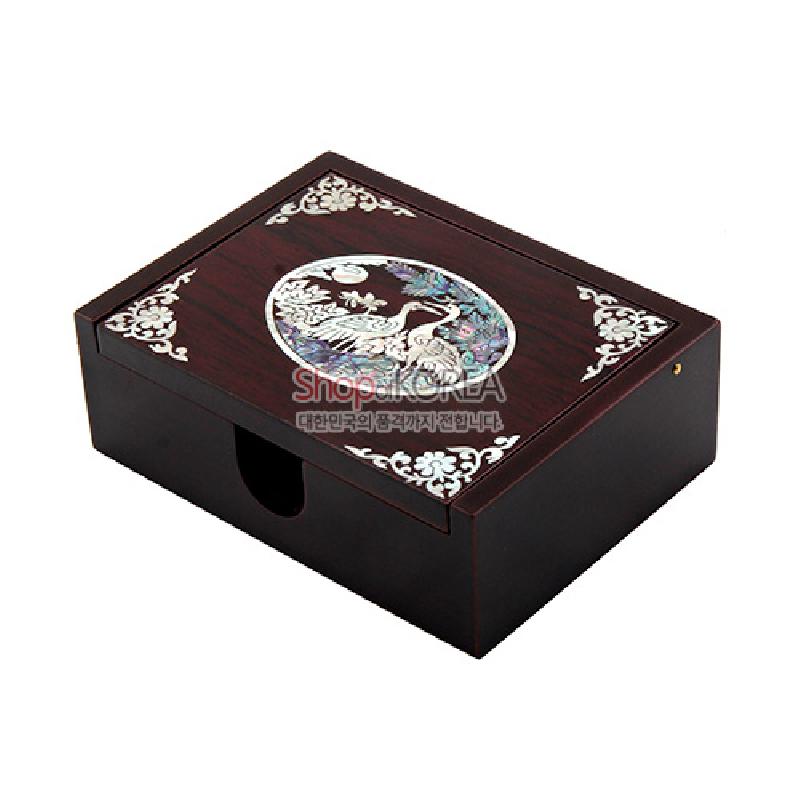 자개 상감 기법으로 송학과 소나무 문양을 새기고 옻칠한 짙은 갈색 바탕의 직사각형 명함함.