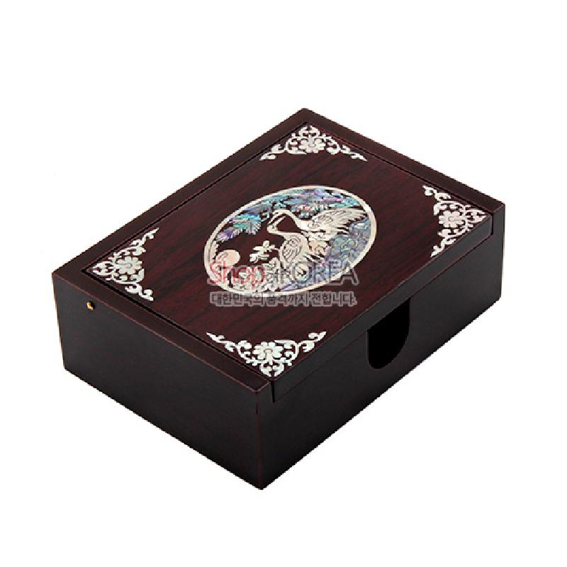 자개 상감 기법으로 송학과 꽃 문양을 표현한 짙은 고동색 옻칠 사각 명함함.