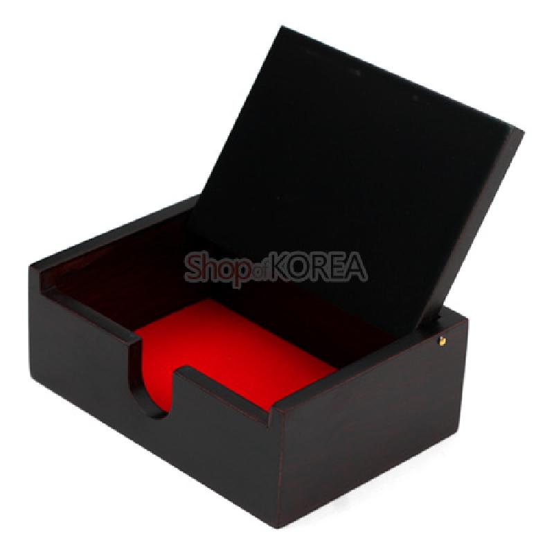 검은 옻칠 뚜껑과 짙은 목재 상자, 내부 붉은 바닥이 대비를 이루는 단색 명함함.