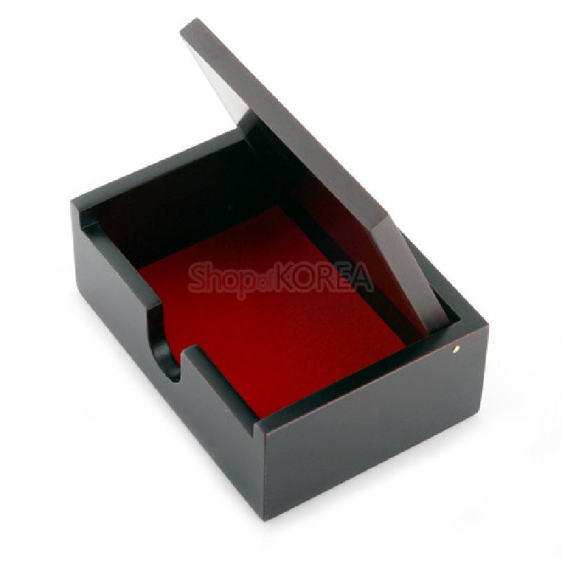 짙은 갈색 옻칠 외관과 선명한 붉은색 내피가 대비를 이루는 직사각형 나무 명함함.