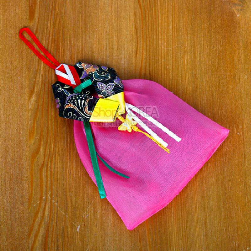 검은색 꽃문양 옥색·노랑 배색 저고리와 분홍색 한복 치마 형태의 비단 향주머니 장식.