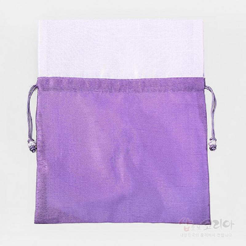 연보라색과 흰색 배색이 조화된 반투명 비단 재질, 양쪽 끈 매듭 장식이 있는 전통 주머니.