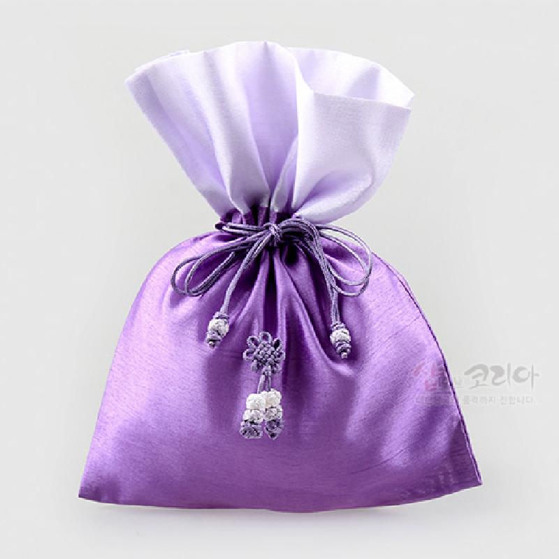 연자색과 흰색 실크 소재의 복주머니, 전통 매듭기법과 구슬 장식이 어우러진 디자인.