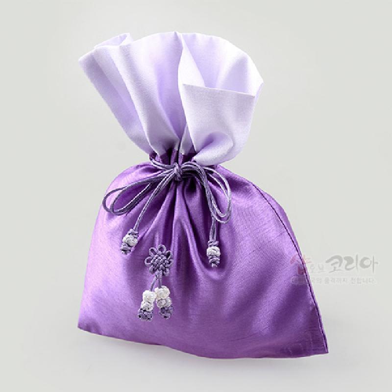 연자색과 흰색 비단으로 제작된 복주머니 형태의 매듭주머니, 매듭 기법 장식과 조화 매듭술이 특징인 제품.