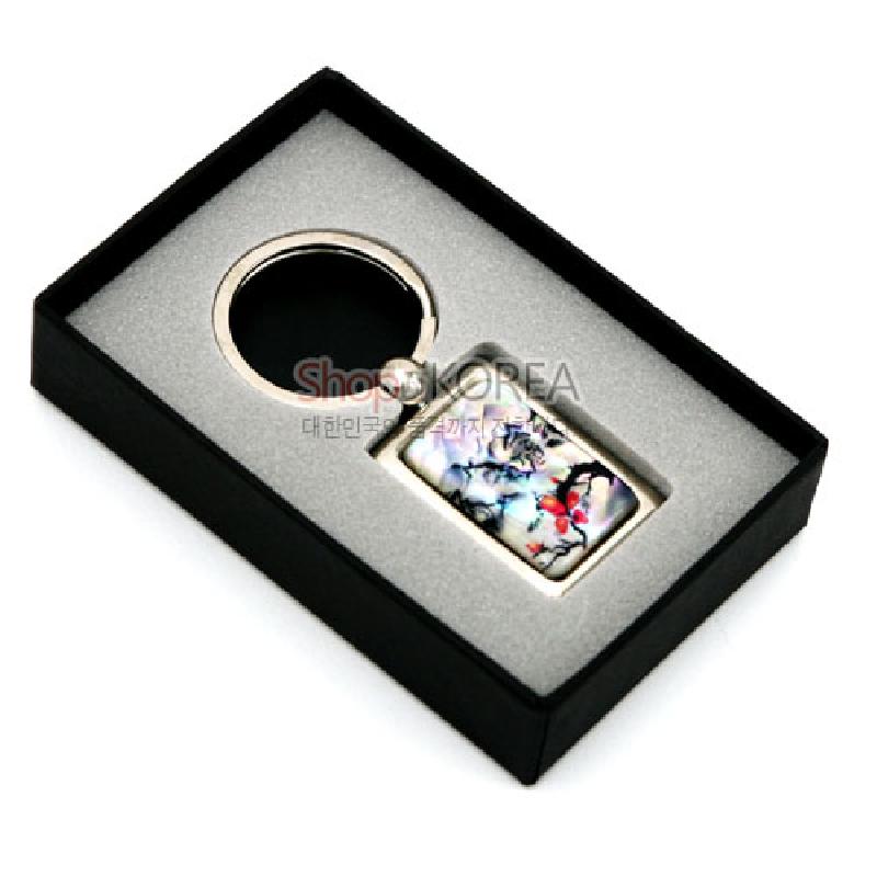 자개 상감 기법으로 산수도와 꽃 문양을 표현한 사각 금속 테두리 열쇠고리. 자개 상감 기법으로 산수도와 꽃 문양을 표현한 사각 금속 테두리 열쇠고리.