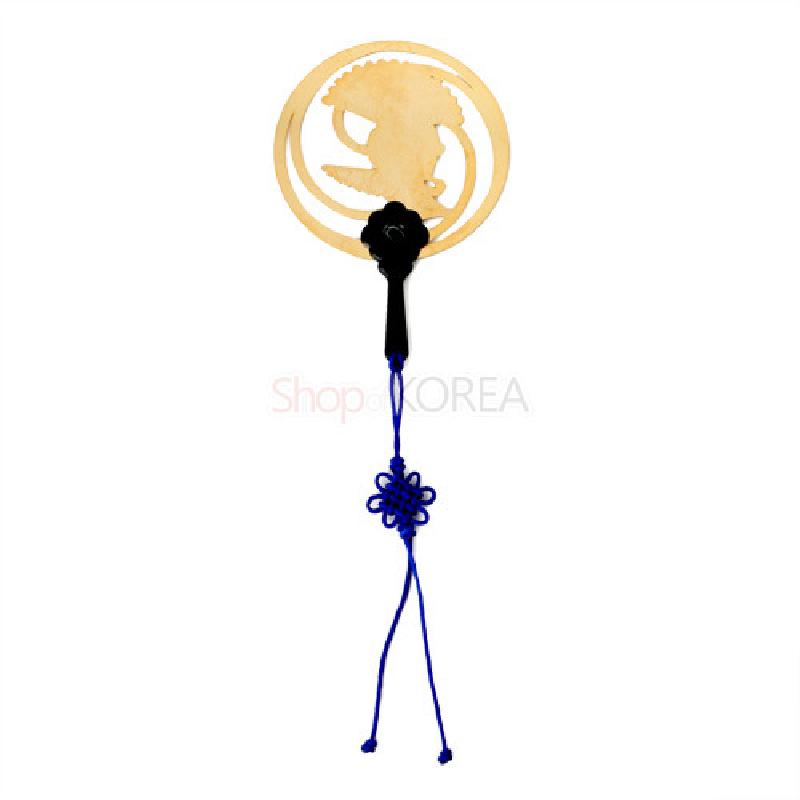 나무 재질의 원형 부채춤 실루엣 장식과 검은 손잡이, 청색 전통 매듭 장식이 조화를 이룬 메모홀더 겸 책갈피.